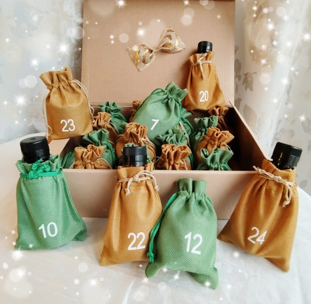 Liebevoll gestalteter Adventskalender vom Naturhof Schranz, bestehend aus 24 Leinensäckchen in gold und grün, verpackt in einer Karton-Geschenkbox
