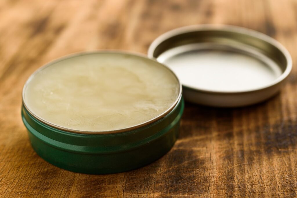 Offene Salbendose. Online-Kräuterkurs und DIY Naturkosmetik