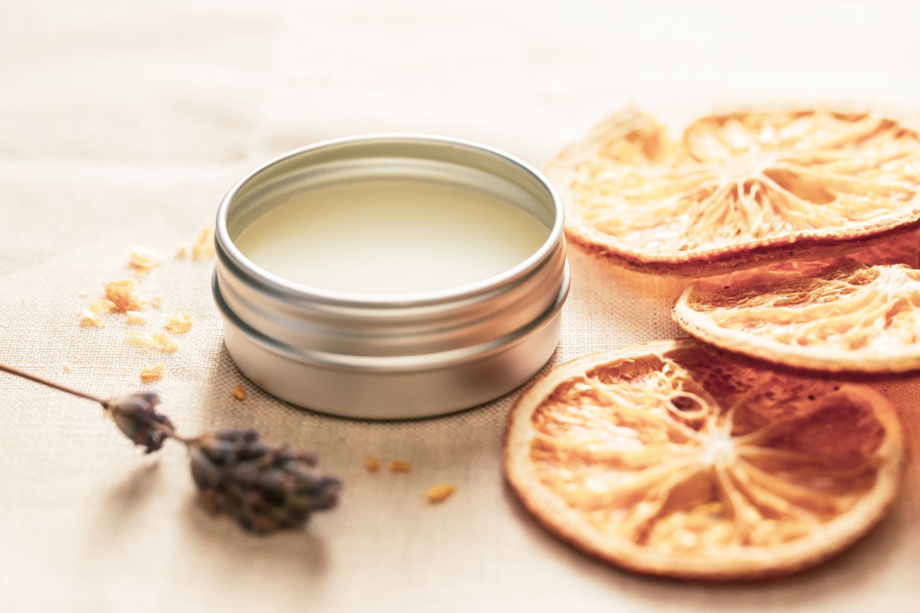 Salbendose mit Kräutern. Online Salbenkurs. Online-Kräuterkurs und DIY Naturkosmetik Naturhof Schranz