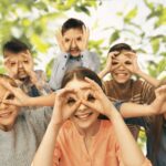 Schulgruppen Workshops - Kinder blicken mit Augenbrille in Kamera. Online Kräuterkurse und Naturseminare