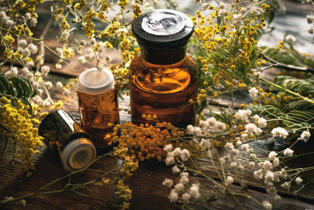 Kräuter und Tinkturen aus der TEM. Klostermedizin Hildegard TEM Naturhof Schranz