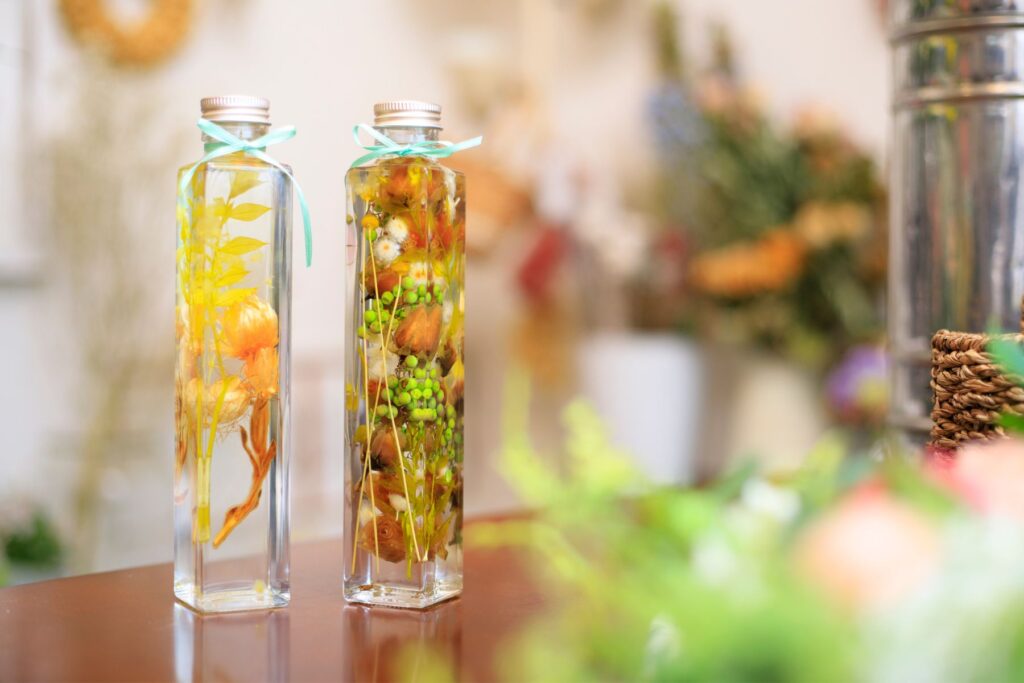 Kräuter und Blüten dekorativ im hohen Glas arrangiert