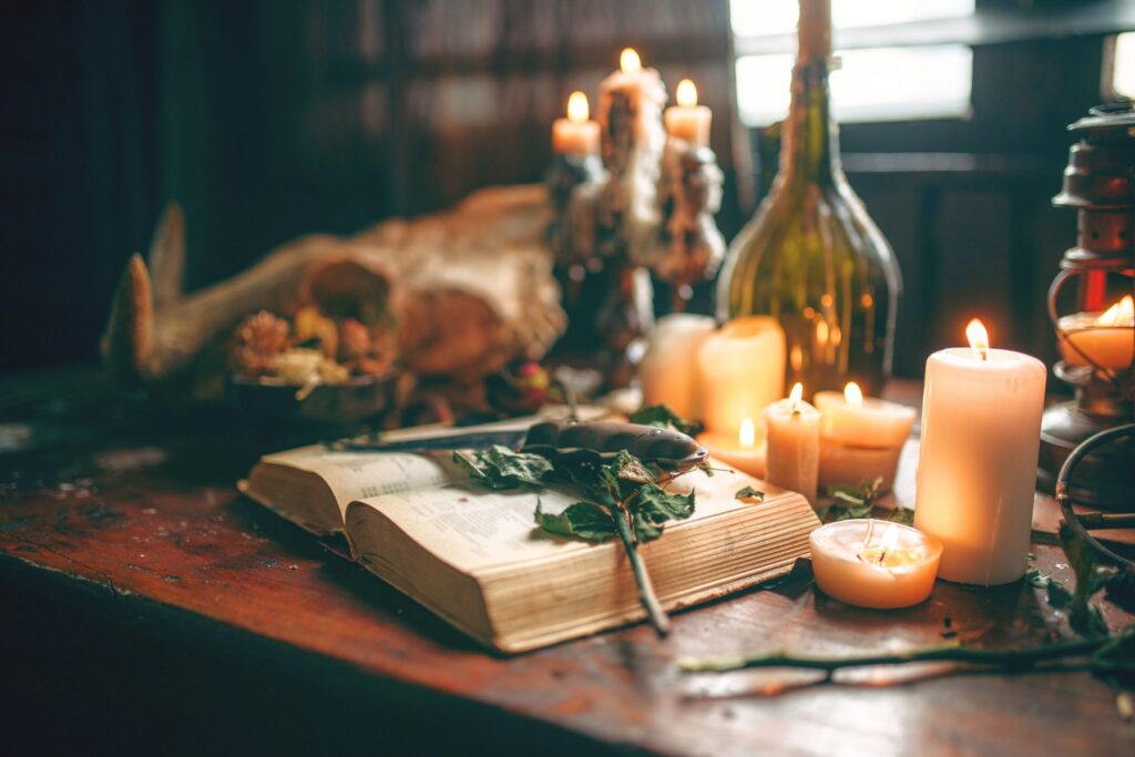 Buch mit Kräutern und Kerzen - Online Kräuterkurse und Naturseminare