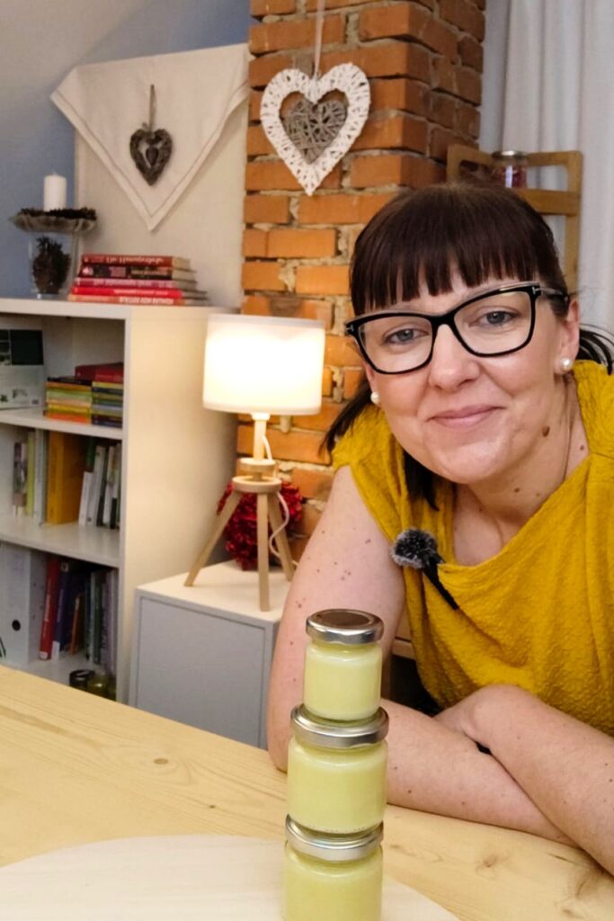 Kräuterpädagogin, Grüne Kosmetik Prädagogin mit ihren Salben