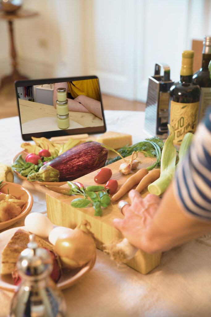 Salbenherstellung mit Hilfe der Online-Kräuterkurse von Astrid Marion am Tablet. Online Kräuterkurse und Naturseminare. Online-Kräuterkurs und DIY Naturkosmetik