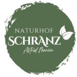 Logo vom Naturhof Schranz - Astrid Marion in beige mit grünem Hintergrund