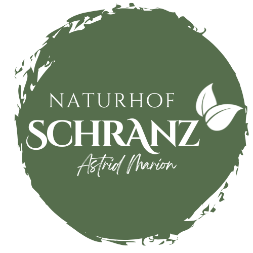 Logo vom Naturhof Schranz - Astrid Marion in beige mit grünem Hintergrund