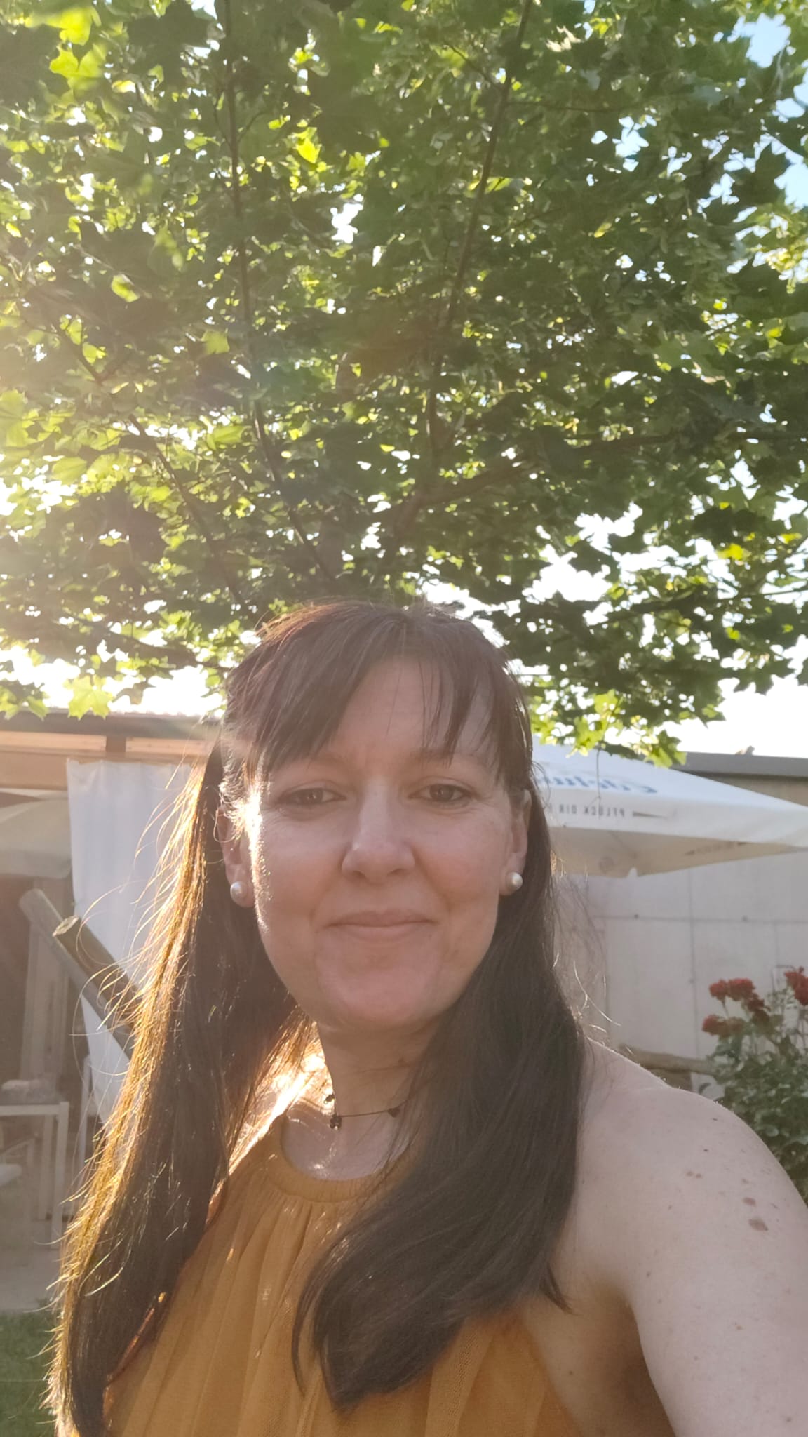 Astrid Marion, Expertin für Klostermedizin und TEM im Garten vom Naturhof