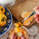 Brot streichen und verkosten