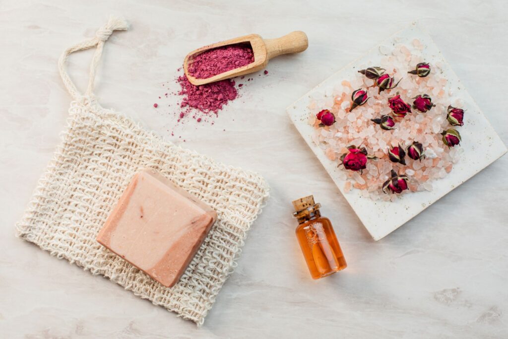 Naturkosmetik mit Seifen und Waschlappen