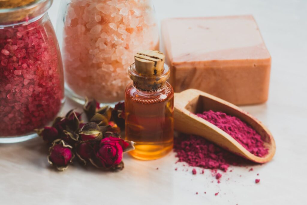 Naturkosmetikprodukte in schönen Gläsern aufgestellt