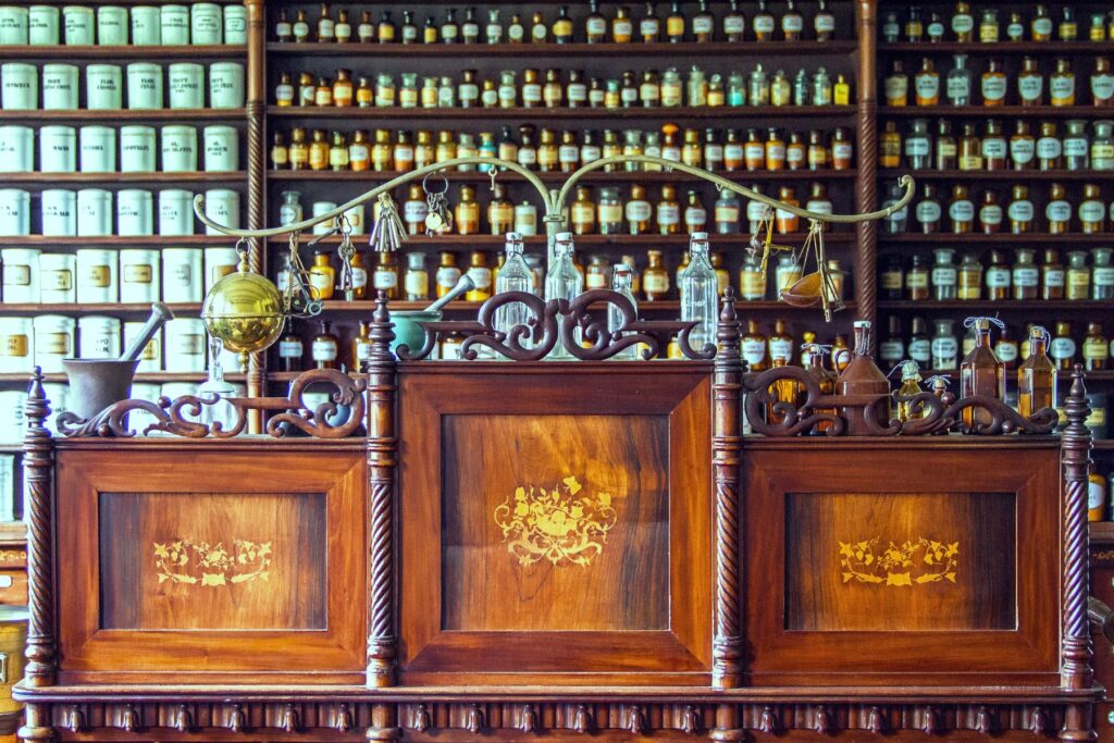 Alter Klosterapothekenschrank