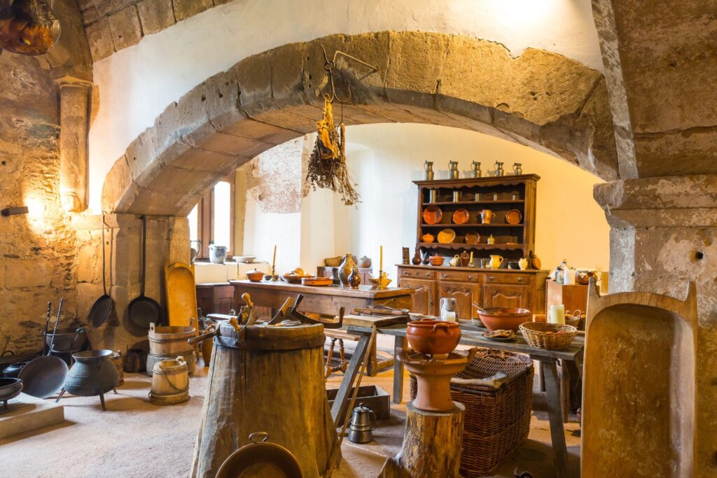 Alte Klosterküche mit steinernem Rundbogen und alten Möbeln