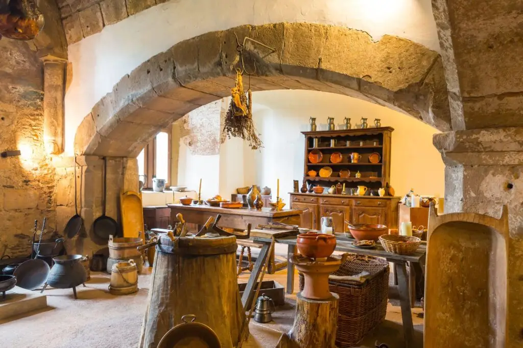 Alte Klosterküche mit steinernem Rundbogen und alten Möbeln