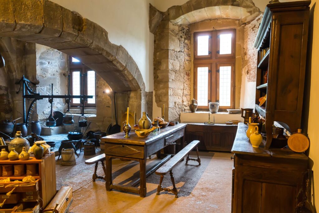 Alte Klosterküche mit alten Tischen, Gefäßen und Anrichte