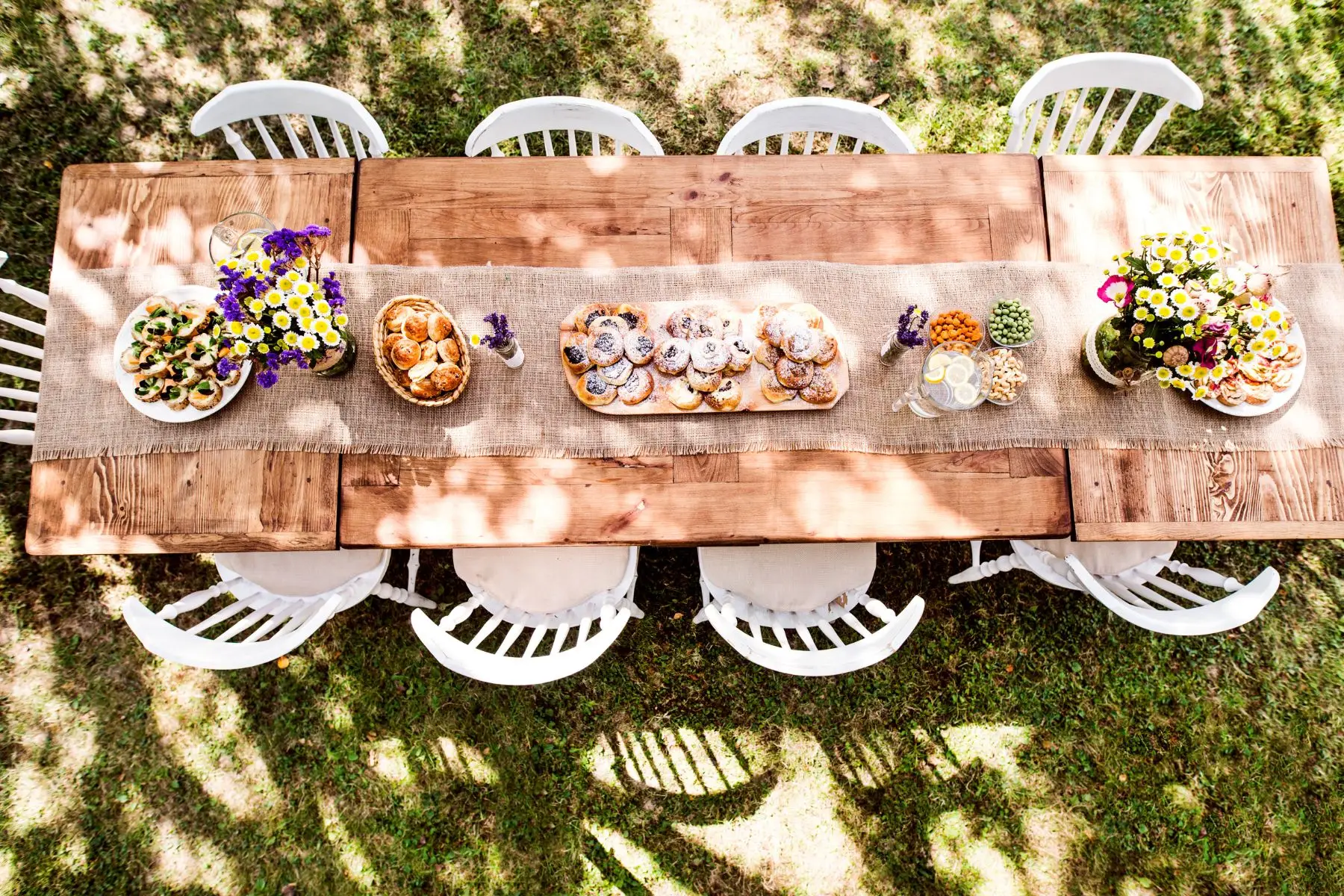 Gedeckte Tafel im Garten - Individuelle Kräuterkurse Naturhof Schranz