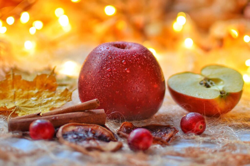 Weihnachtsgewürze und Apfel