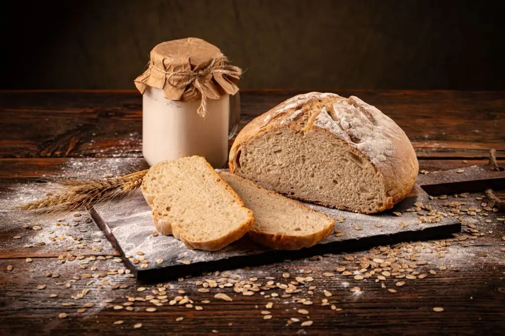 Sauerteigbrot angeschnitten mit Milch in einem Glas - Klostergenuss Naturhof Schranz